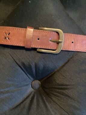 Ladies faux leather 1.25” wide small brown belt, small